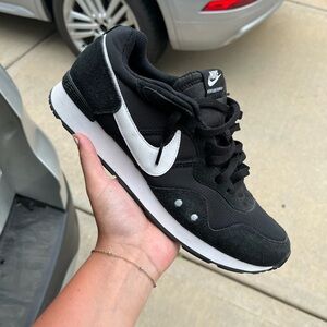 Black Nike Venture Runner